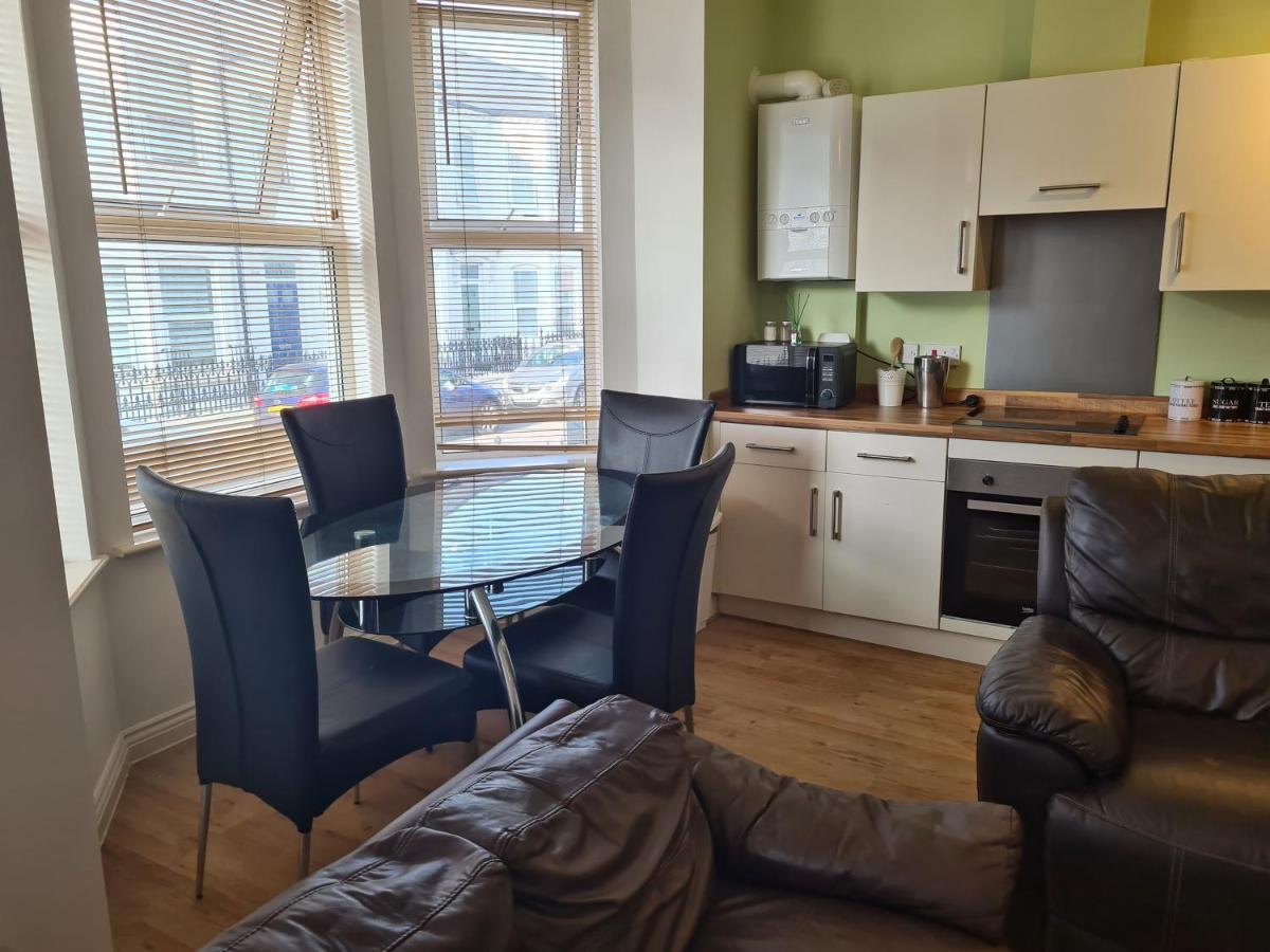 Yarmouth Apartments, Street Permit Parking, Close To Everything, Beach, Pier, Free Wifi Apartment