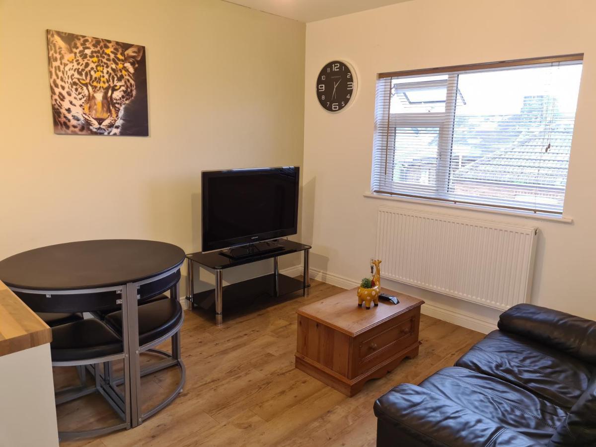 Apartment Yarmouth Apartments, Street Permit Parking, Close To Everything, Beach, Pier, Free Wifi *